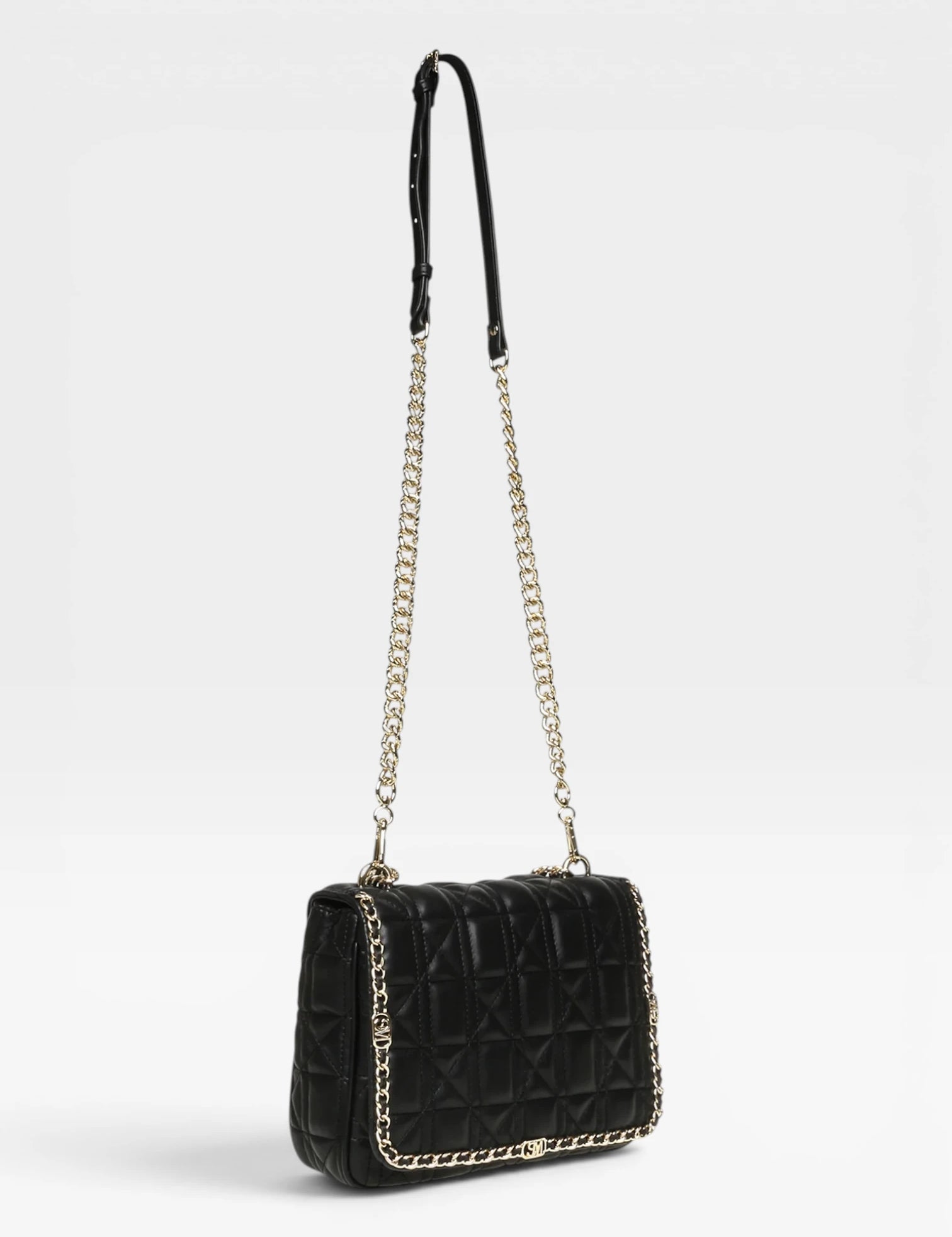 STEVEMADDEN_HANDBAGS_BGRETELT_BLACK_LIFESTYLE1.webp