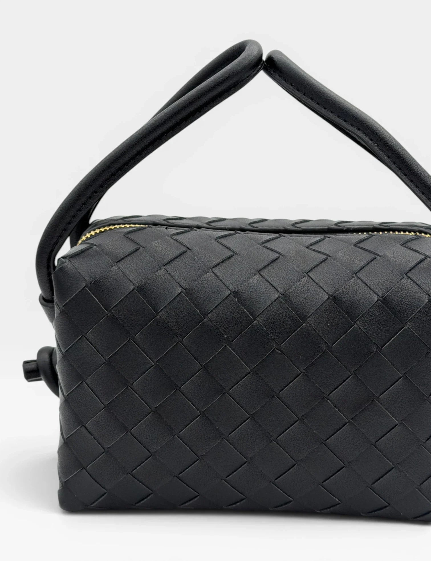 Lea Lab Chiara fekete fonott box bag elölnézet