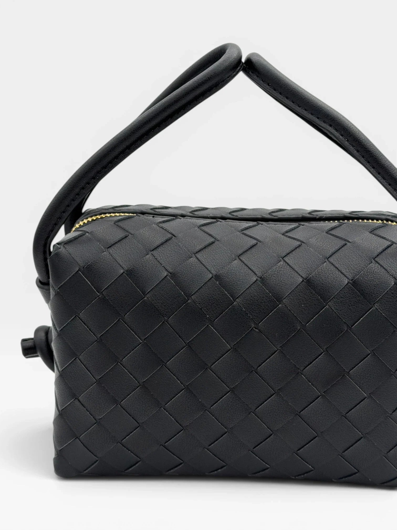 Lea Lab Chiara fekete fonott box bag elölnézet