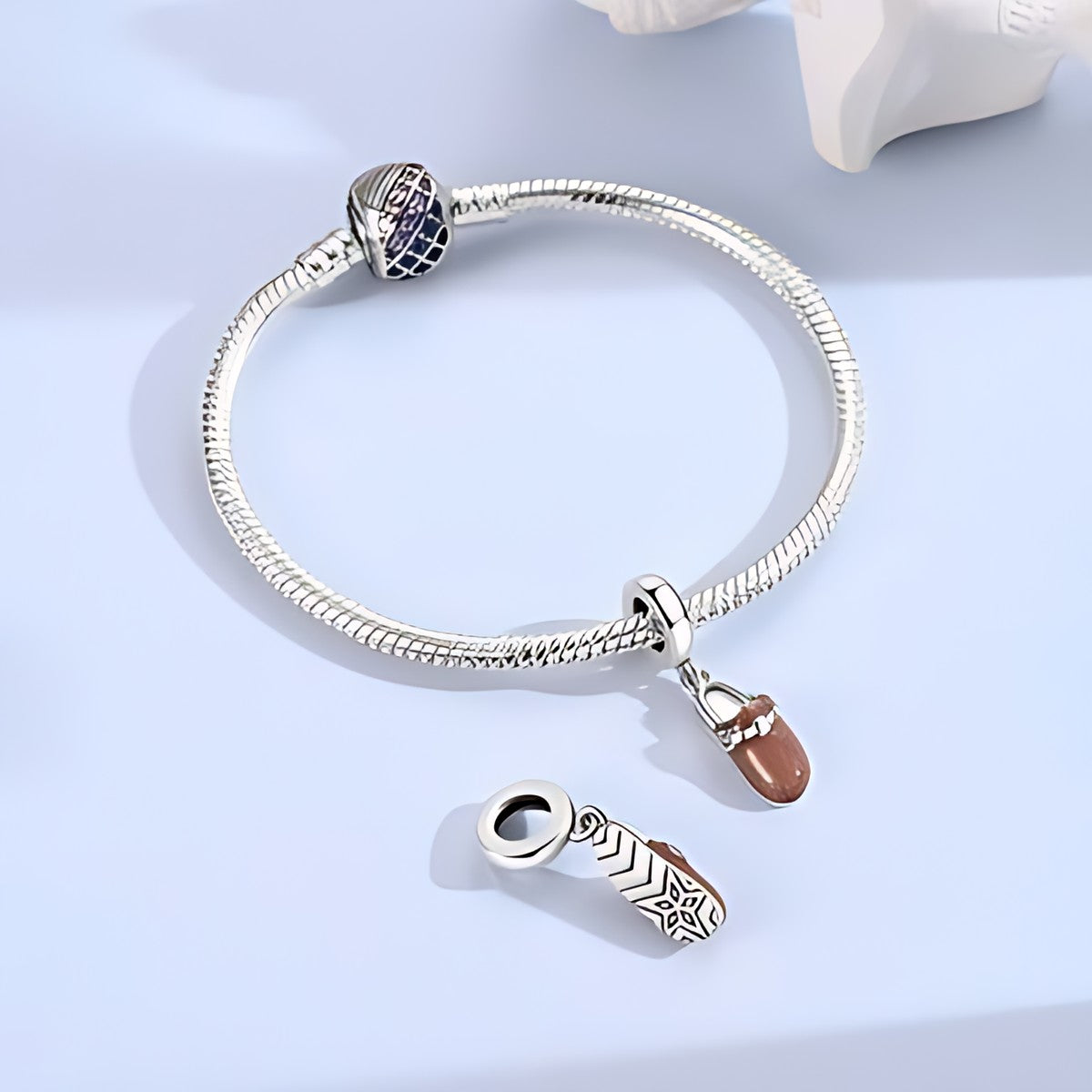 Barna papucs charm – ezüstözött