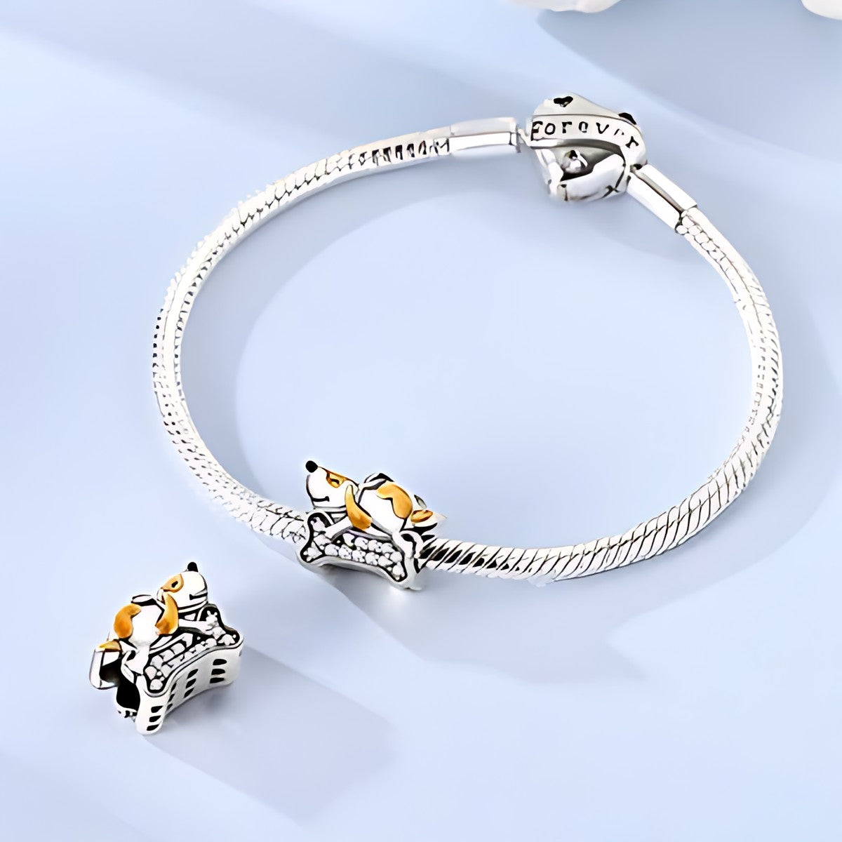 Csontján pihenő kiskutya charm – ezüstözött
