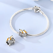 Csontján pihenő kiskutya charm – ezüstözött