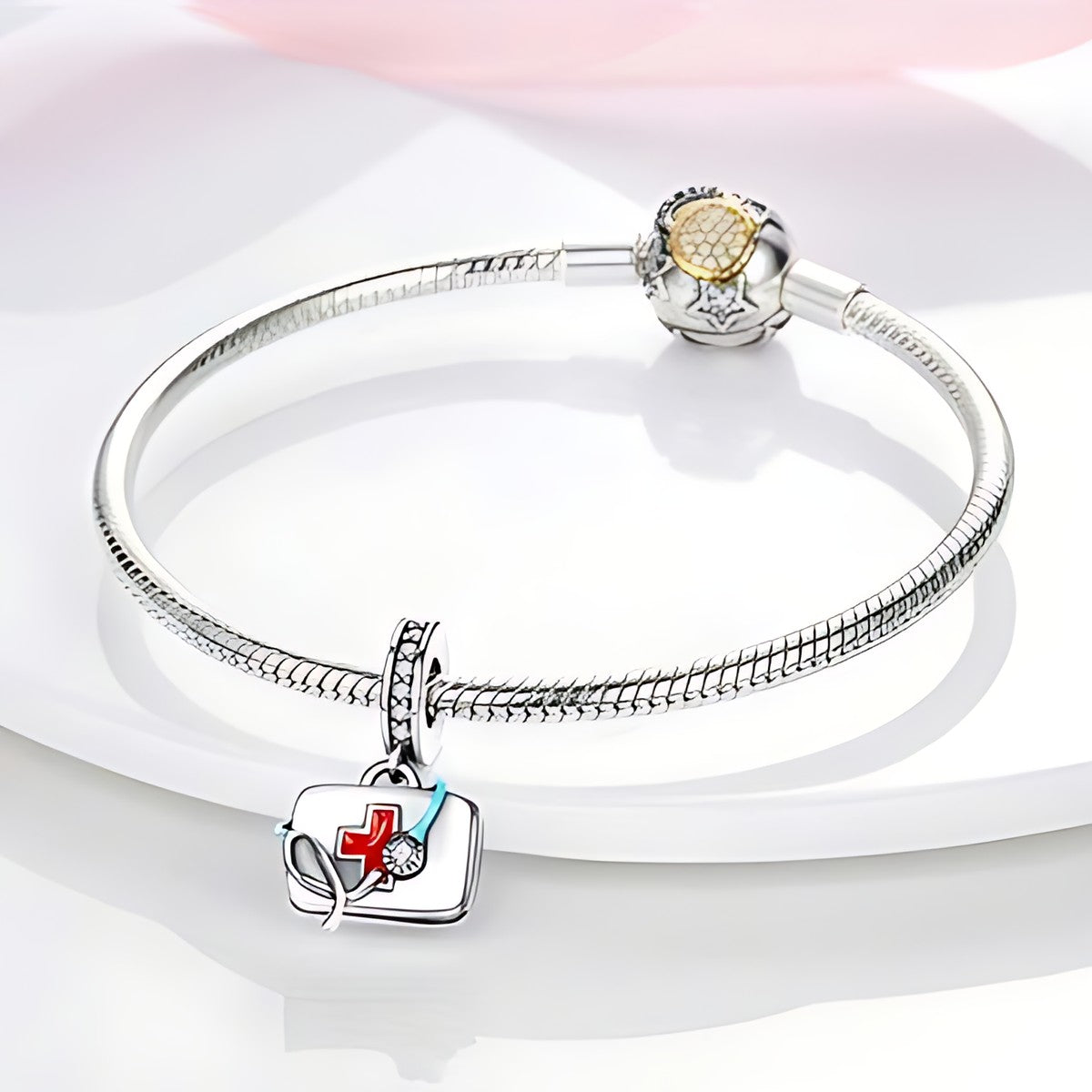 Elsősegélytáska charm – ezüstözött