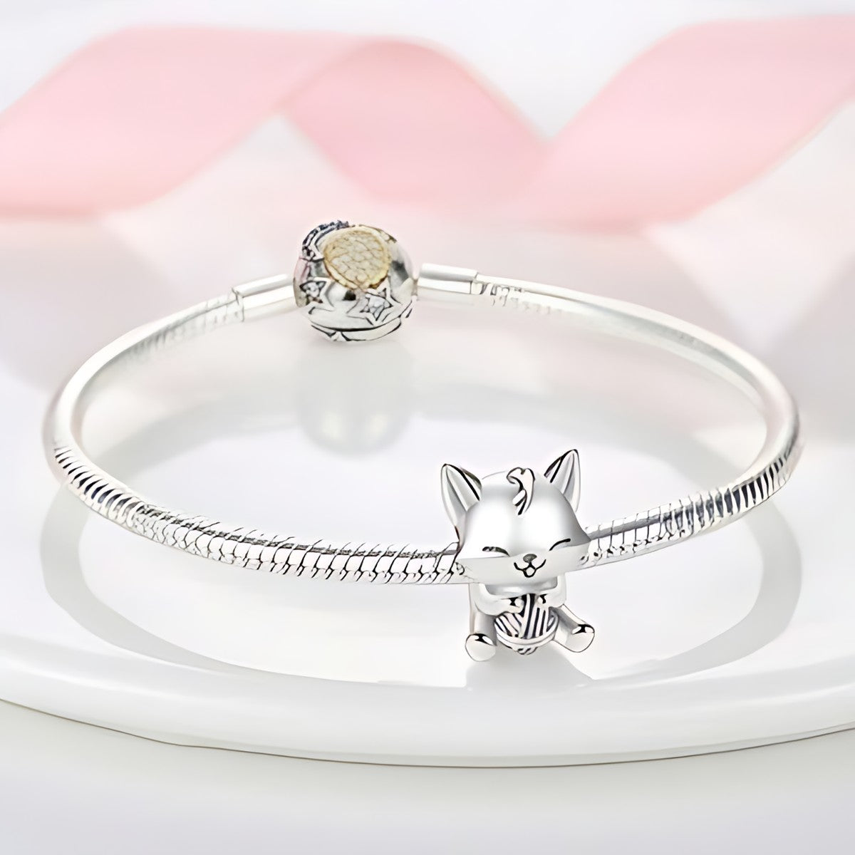 Gombolyagos cica charm – ezüstözött