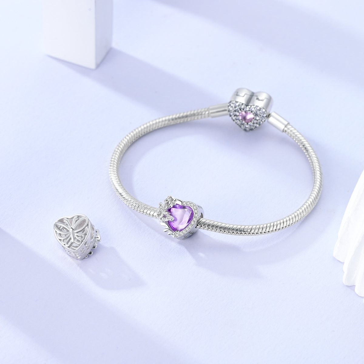 Lila szív pillangóval charm – ezüstözött