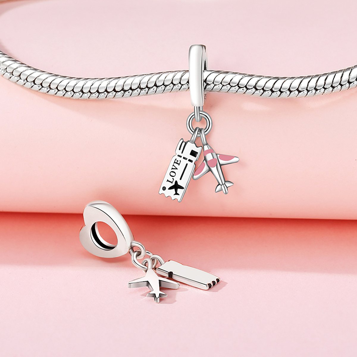 LOVE repülőjegy charm – ezüstözött