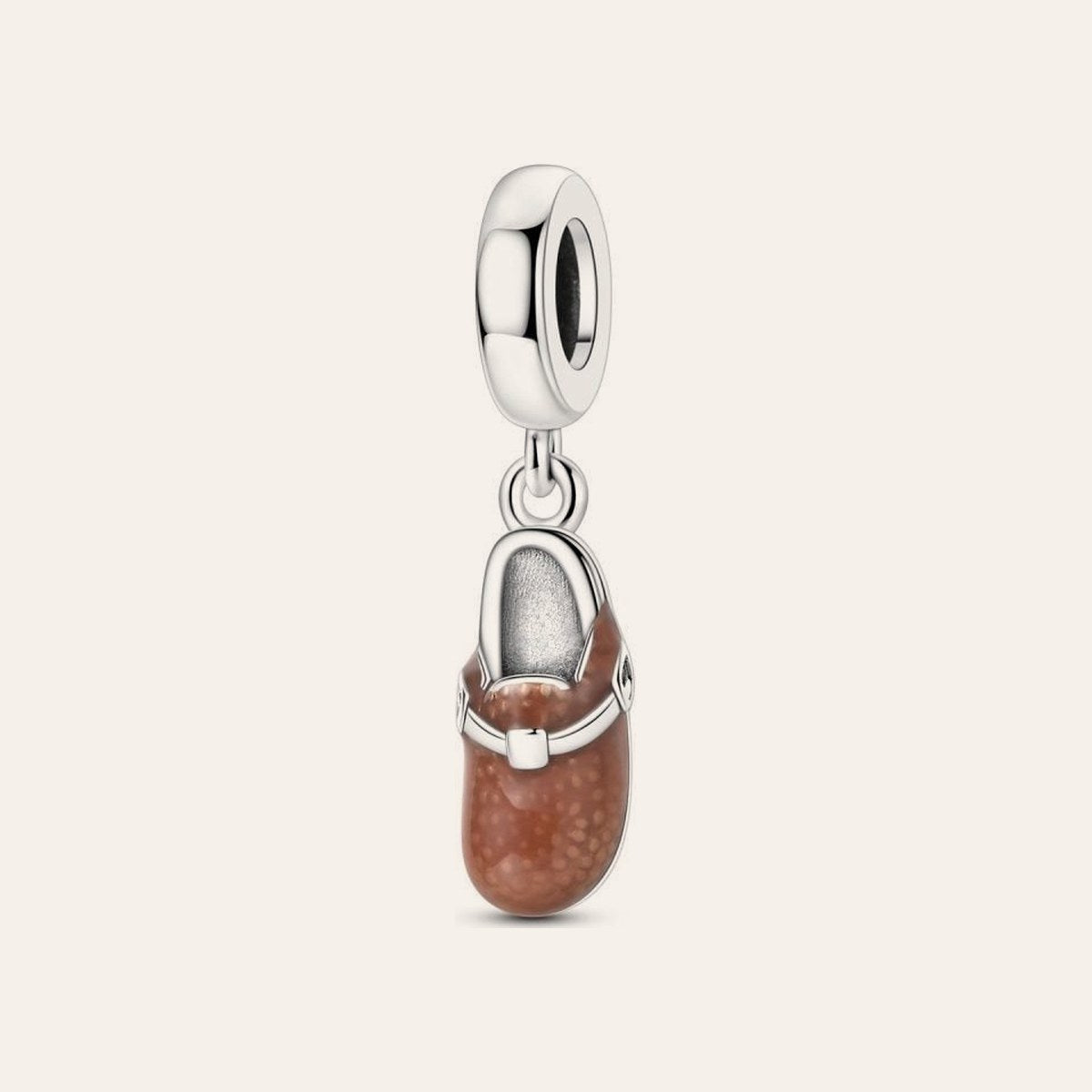 Barna papucs charm – ezüstözött