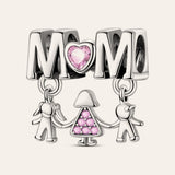 MOM kézen fogva család charm – ezüstözött