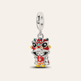 Oroszlántánc charm – ezüstözött