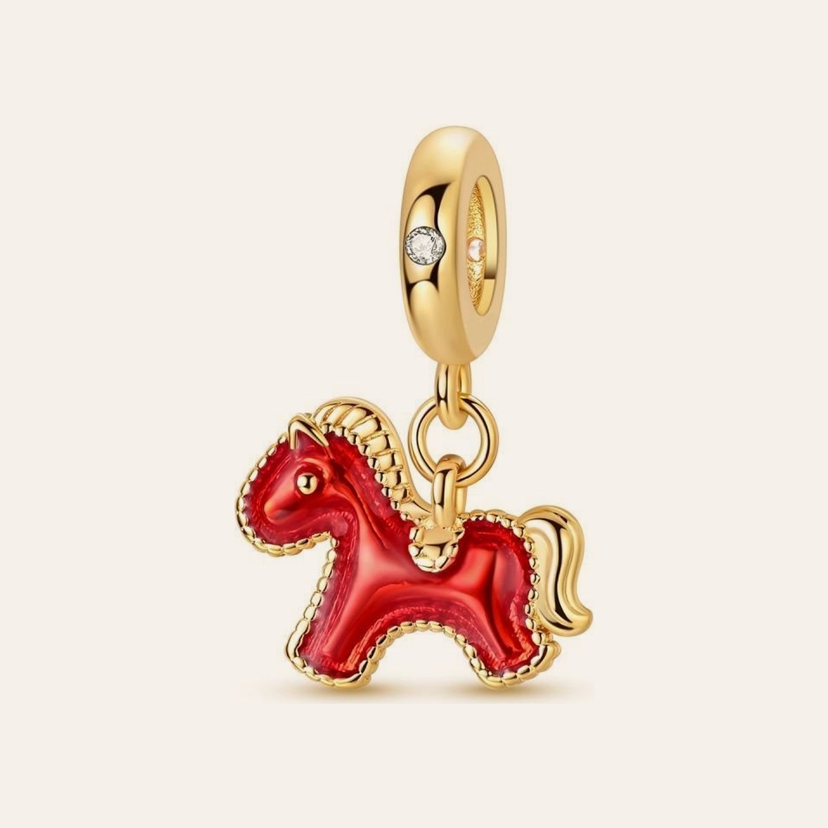 Piros hintaló charm – aranyozott