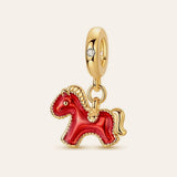 Piros hintaló charm – aranyozott