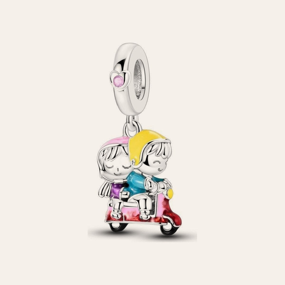 Szerelmes pár robogón charm – ezüstözött