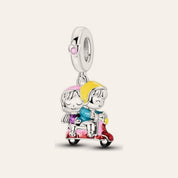 Szerelmes pár robogón charm – ezüstözött