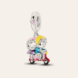 Szerelmes pár robogón charm – ezüstözött