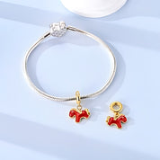 Piros hintaló charm – aranyozott