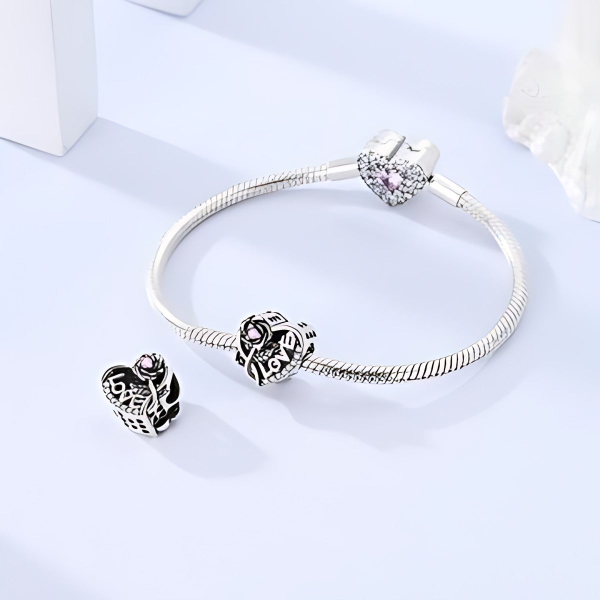 Rózsás LOVE szív charm – ezüstözött