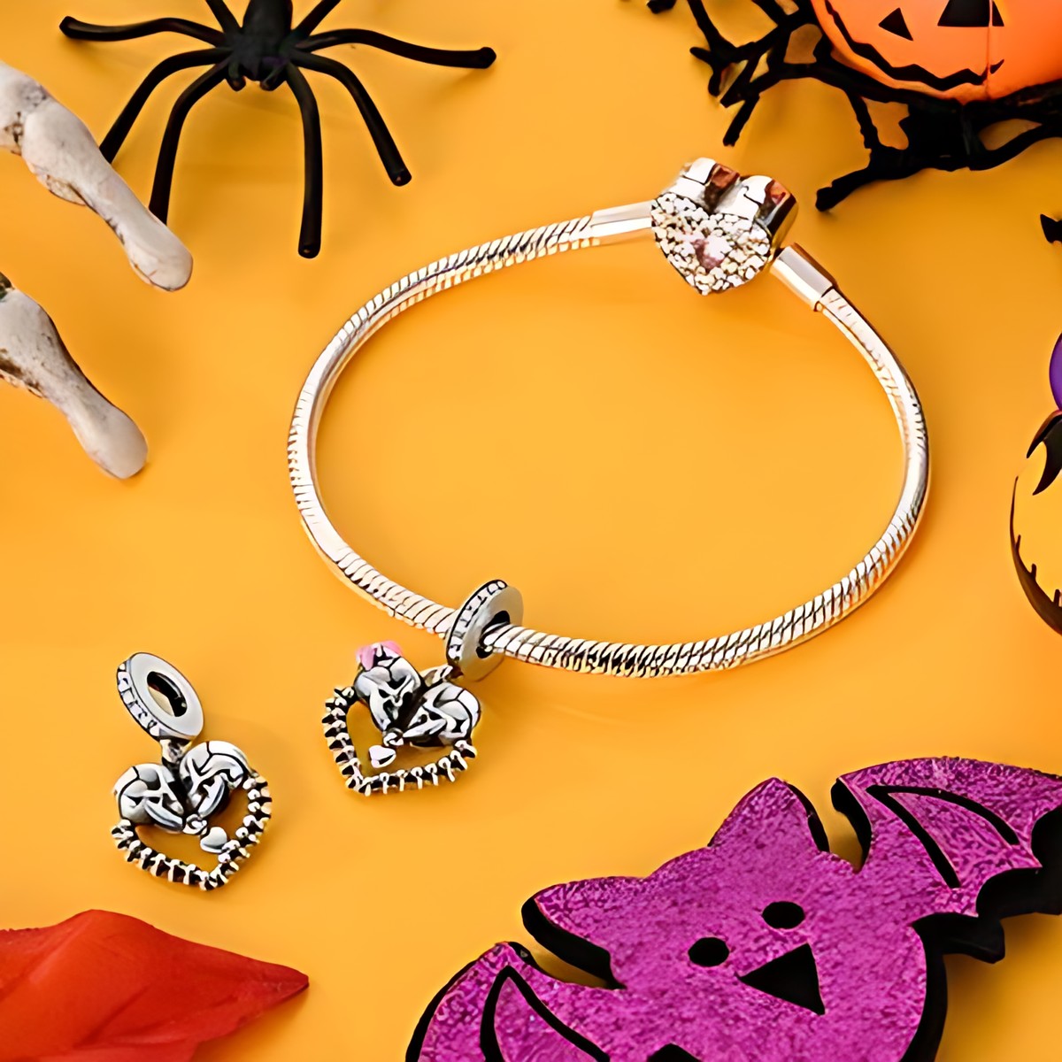 Szív alakú koponya charm – ezüstözött
