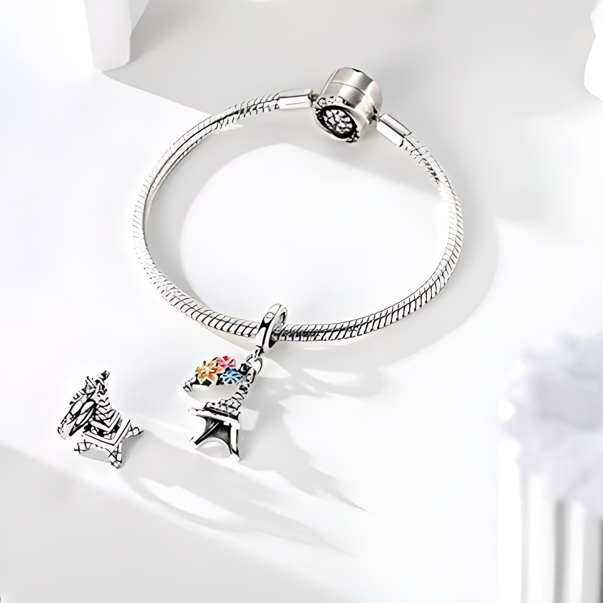 Virágos Eiffel-torony charm – ezüstözött