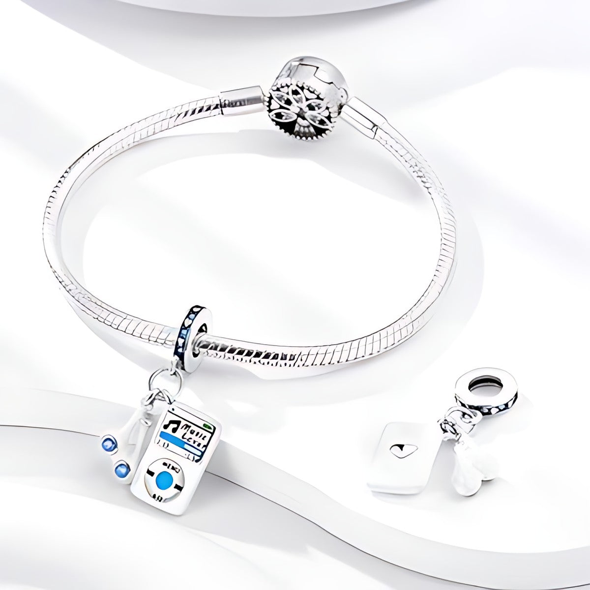 Zenelejátszó charm – ezüstözött
